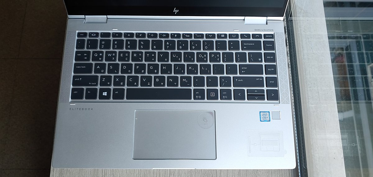 HP 엘리트북 x360 1040 G6의 키보드는 협업을 위한 기능키들이 다수 배치돼 있다.