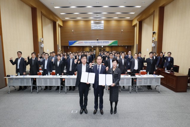 농협은행 기업투자금융부문 오경근 부행장(사진 앞줄 가운데)과 직원들이 10일 서울 본점 대회의실에서 사업추진 결의대회를 하고 있다. 