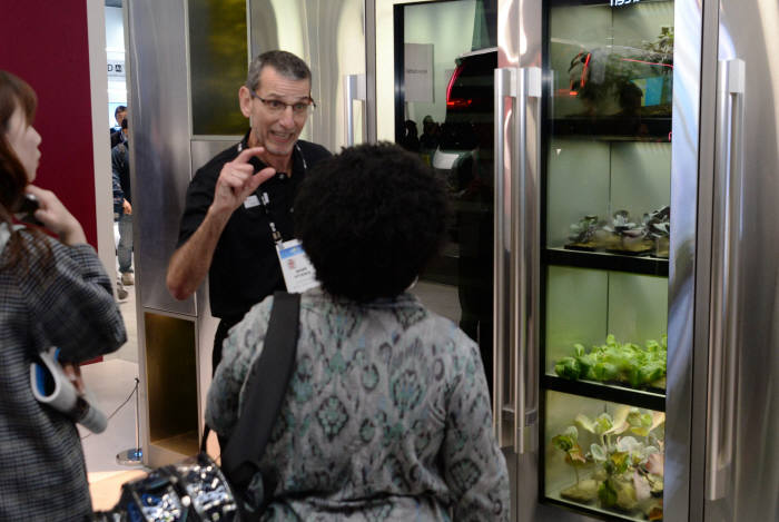 7일(현지시간) CES 2020에서 LG전자 전시관를 찾은 관람객들이 누구나 쉽게 집안에서 채소를 키울 수 있도록 복잡한 재배과정을 자동화한 프리미엄 식물재배기 신제품을 살펴보고 있다. [사진=LG전자]