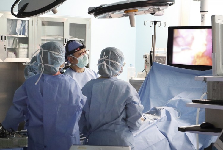 삼성서울병원 수술실에서 의료진이 5G 싱크캠을 장착하고 수술 교육을 진행하고 있다. [사진=KT]