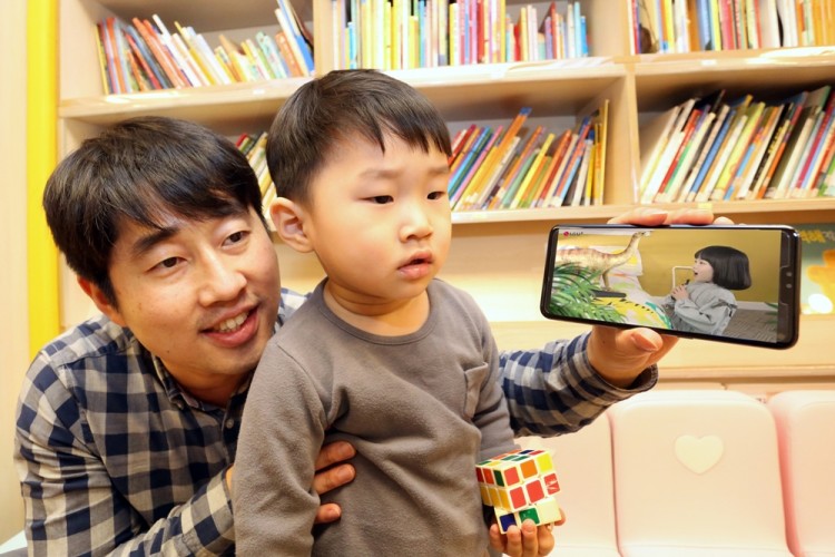 자녀와 부모가 U+아이들생생도서관을 이용하고 있다. [사진=LG유플러스]