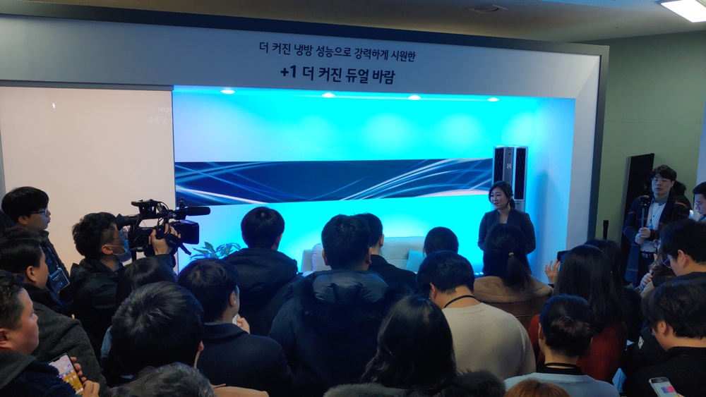 16일 서울 청담동 디자이너스클럽에 모인 기자들이 이날 소개된 2020년형 LG 휘센 에어컨 씽큐에 대한 설명을 듣고 있다.