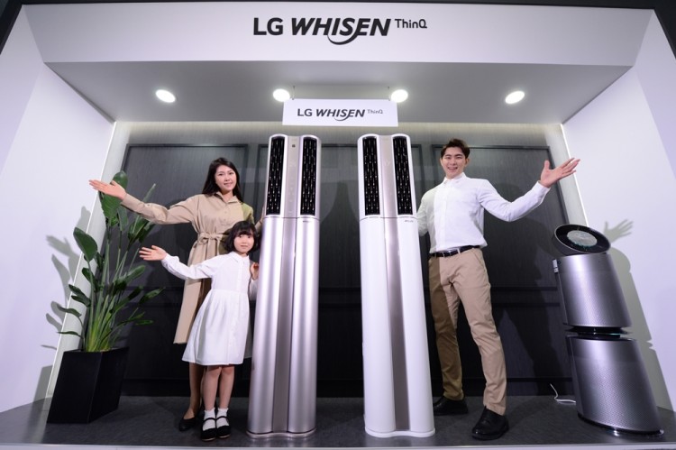LG전자 모델이 2020년형 LG 휘센 씽큐 에어컨 신제품을 소개하고 있다 [사진=LG전자]
