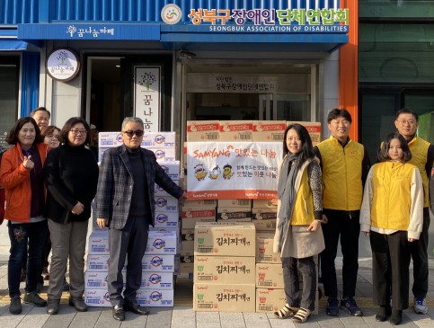 17일 성북구 장애인단체연합회를 방문한 삼양식품 임직원들이 라면과 스낵 100박스를 전달하고 있다. 출처=삼양식품