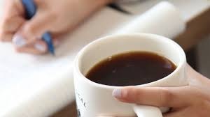 설탕 많은 카페인 커피는 수면에 치명적이라고 전문가들은 충고한다.