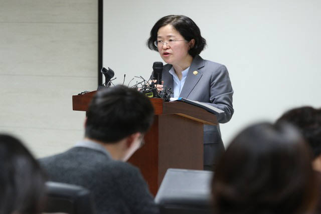조성욱 공정거래위원장이 지난해 11월 8일 오후 서울 중구 공정거래조정원에서 브리핑을 열고 기업결합 심사 결과를 설명하고 있다.