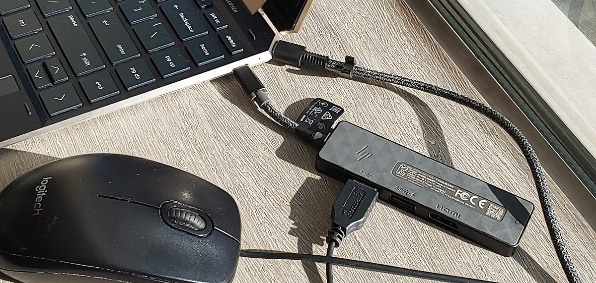 연결 허브로 썬더볼트 USB-C 단자에 본체와 USB-A 유선마우스를 연결했다. 허브를 통해 다양한 단자 기반의 기기를 여럿 연결할 수 있지만, 그만큼 번거로운 측면도 있다.