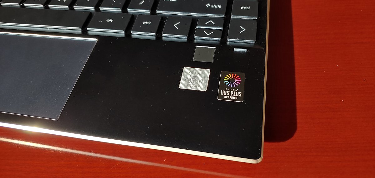 신형 HP 스펙터 x360 13에 붙여진 인증마크, 아테나 마크는 없다. 인텔 마크 위쪽은 지문인식 버튼.