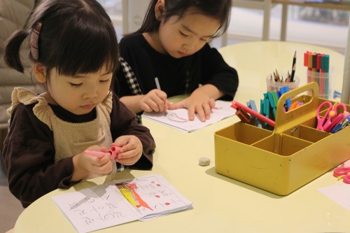현대어린이책미술관에서 그림책 만들기 체험 프로그램에 참여한 어린이 모습 출처=현대백화점
