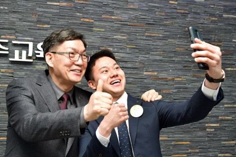 이대훈 농협은행장(왼쪽)과 신입행원이 특강이후 핸드폰으로 기념사진을 찍고 있다.