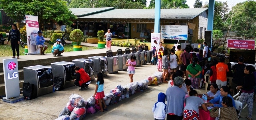 LG전자 필리핀법인이 탈 화산 인근 지역에 마련된 대피소를 방문해 이재민들을 위한 무료세탁방을 운영하고 있다. [사진=LG전자]