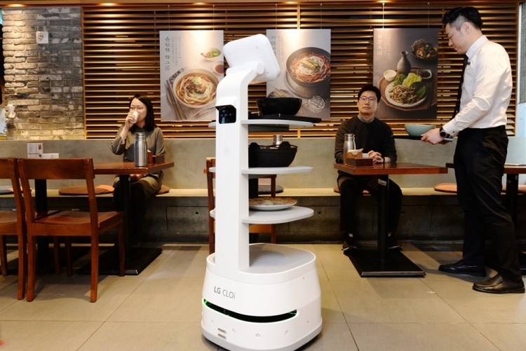 제일제면소 서울역사점에 방문한 고객들이 LG 클로이 서브봇을 체험하고 있다. [사진=LG전자]