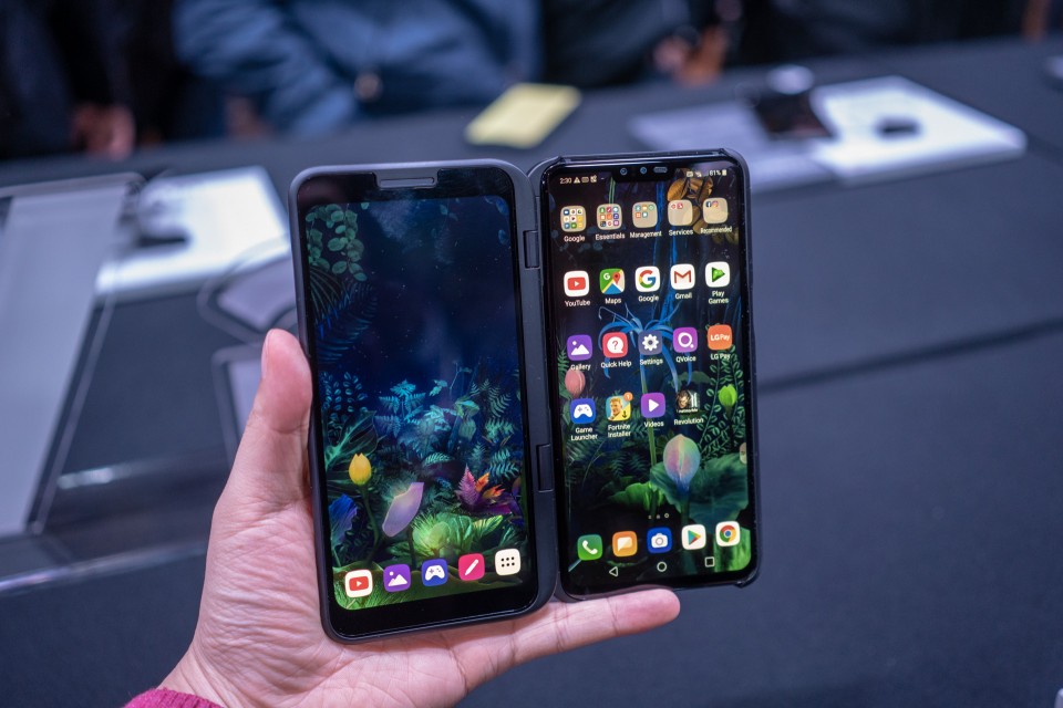 MWC 2019에서 공개됐던 LG전자 5G 스마트폰 'LG V50 씽큐'와 '듀얼 스크린'