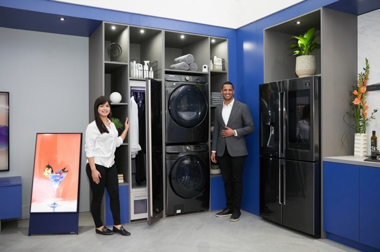 삼성전자 모델이 북미 최대 규모 주방·욕실 관련 전시회 'KBIS 2020'에 마련한 ‘커넥티드 리빙존’에서 AI·IoT가전을 소개하고 있다. [사진=삼성전자]