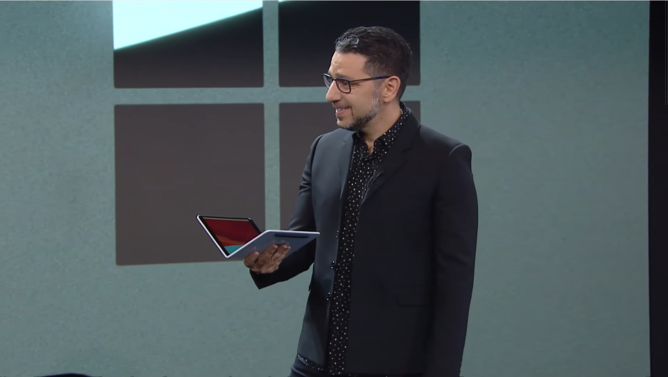 '마이크로소프트 이벤트 2019'에서 파노스 파나이 MS 최고 제품 책임자가 서피스 네오를 소개하고 있다. [사진=마이크로소프트]