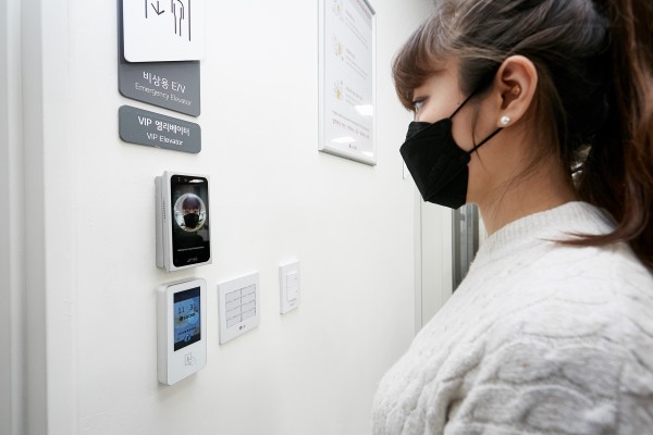 LG CNS 본사 출입게이트에서 직원이 얼굴인식 출입통제 단말기에 얼굴을 인식하는 모습. 마스크를 쓰더라도 AI를 통해 인식이 가능하다. 사진=LG CNS