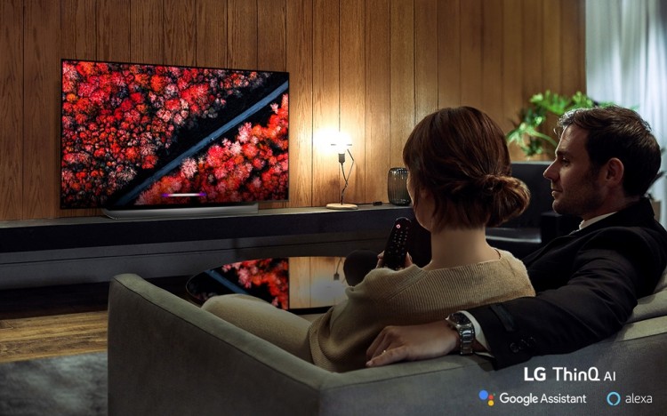 모델들이 LG 올레드 TV(C9)를 즐기고 있다. [사진=LG전자]