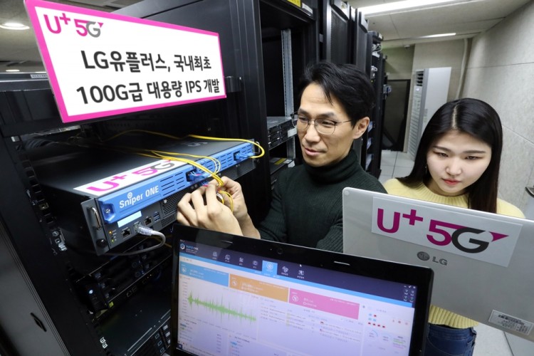 LG유플러스 직원들이 100G IPS를 통해 네트워크 상황을 점검하고 있다. [사진=LG유플러스]