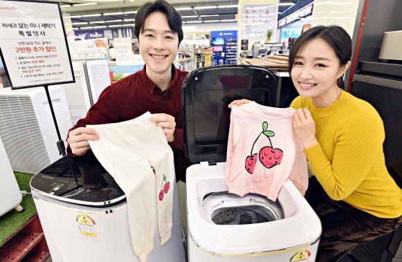 20일 서울 홈플러스 강서점에서 모델들이 삶음 기능을 탑재한 소형 세탁기 '파세코 미니 클린'을 선보이고 있다. 출처=홈플러스