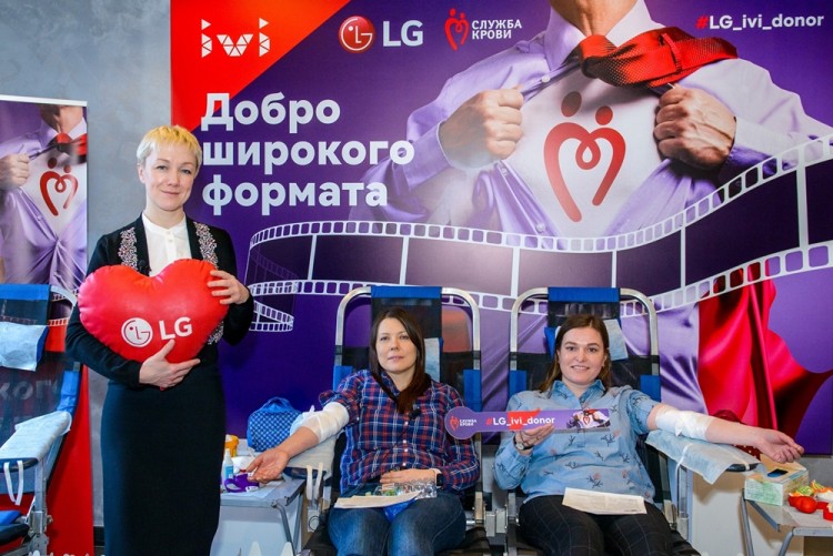 LG전자가 19일 러시아 모스크바에서 러시아 콘텐츠 업체 ‘ivi’와 함께 헌혈행사를 진행했다. 참가자들이 헌혈행사에 참여하고 있다. [사진=LG전자]