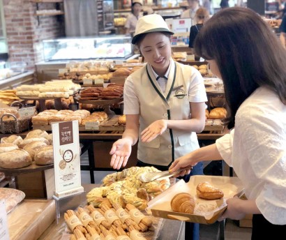 기부연계형 나눔 제품 '착한빵'을 구매하고 있는 고객의 모습