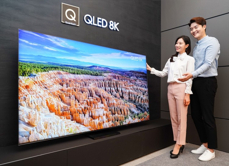 삼성전자 모델이 삼성 프리미엄 스토어 갤러리아 광교점에서 2020년형 QLED 8K TV 85형 QT950S 신제품을 소개하고 있다. [사진=삼성전자]