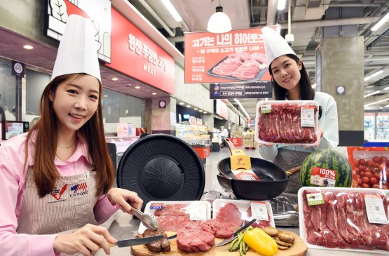 모델들이 19일 서울 양천구 홈플러스 스페셜 목동점에서 먹거리·조리도구 기획전 상품을 선보이고 있다. 출처=홈플러스