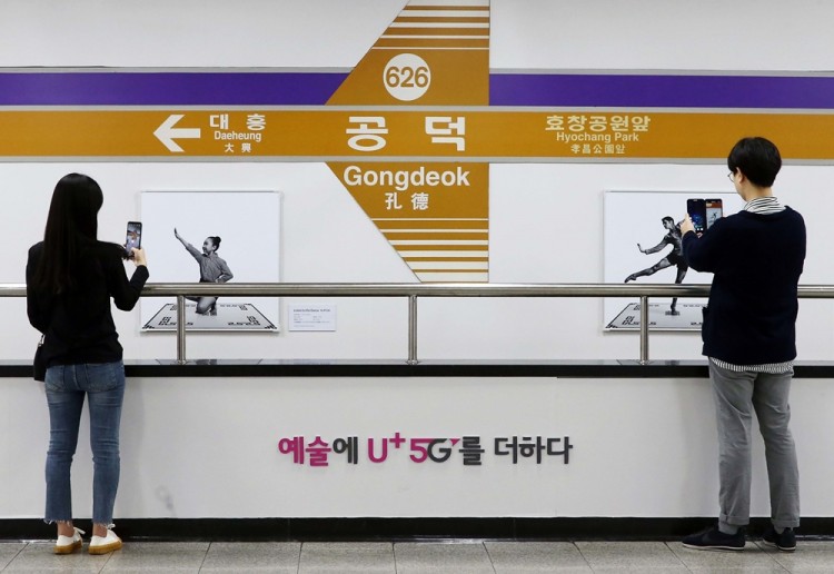 서울 지하철 6호선 공덕역에 마련된 ’U+5G 갤러리’에서 방문객이 ‘U+AR’ 앱으로 작품을 감상하고 있다. [사진=LG유플러스]