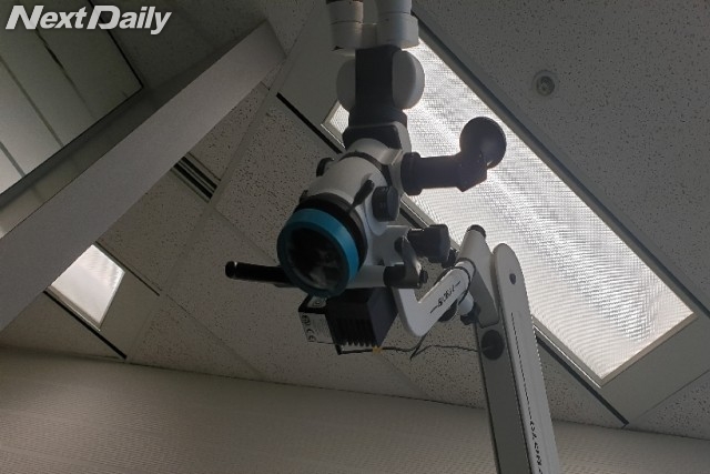 덴탈스페샬리스트의 진료실의 미세현미경, 한국의 몇몇 치과에서도 미세현미경 진료가 가능하다.