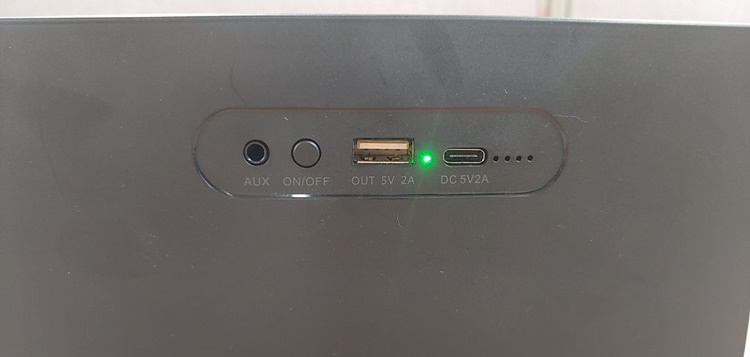 스피커 뒷면에는 USB 단자 두 개를 확인할 수 있는 데, 가운데 A형 단자는 출력, 오른쪽 C형 단자는 입력 전용이다. 녹색등은 스피커 전원이 켜져 있다는 의미다.