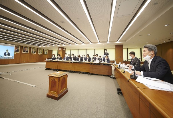 24일 윤종원 기업은행장(맨 오른쪽)이 서울 을지로 본점에서 경영전략회의를 열어 코로나19 위기극복을 위한 금융지원 방안등을 논의하고 있다.