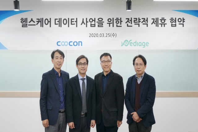 김종현 쿠콘 대표(왼쪽 두번째)와 김강형 메디에이지 대표(왼쪽 세번째)가 협약 체결 후 기념촬영을 하고 있다 