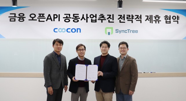 김종현 쿠콘 대표(왼쪽 두번째)와 박현민 엔터플 대표(세번째)가 협약 체결 후 기념 촬영을 하고 있다.