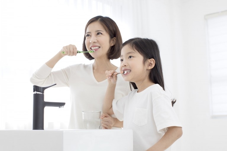 자녀의 치아건강을 지키기 위해서는 올바른 양치법이 중요하다. 사진=유디치과