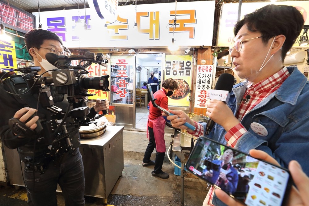  4월 17일 경기 ‘광명시장’에서 방송인 김영철 씨가 온라인으로 전통시장을 소개하는 유튜브 라이브 쇼핑을 진행하고 있다. [사진=KT]