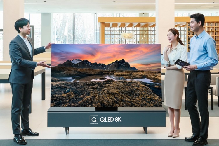 판매 상담사가 삼성디지털프라자 삼성대치점에서 2020년형 삼성 QLED TV를 소개하고 있다. [사진=삼성전자]