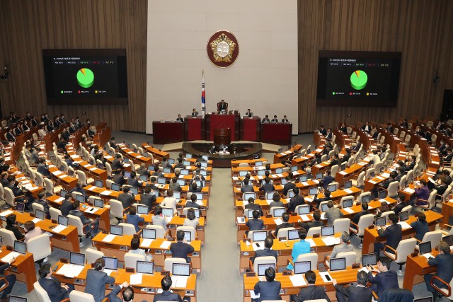 국회가 30일 새벽 본회의를 열고 12.2조원 규모의 2차 추경안을 의결하고 있다.