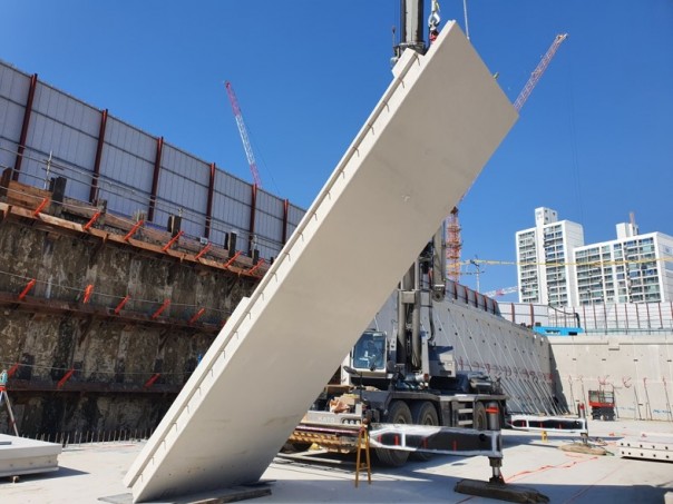 GS건설이 증산2구역 재개발 현장에서 지하주차장 외벽을 프리캐스트 콘크리트(PC) 공법으로 시공하고 있다.