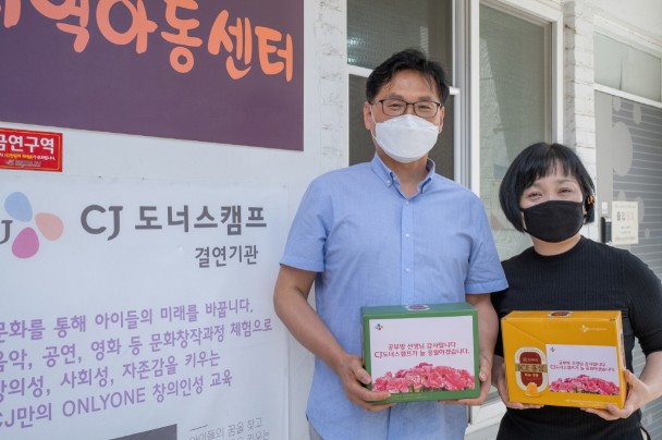 CJ나눔재단이 스승의날을 앞두고 지난 5월 13일 인천 서구에 위치한 신현신나는지역아동센터 선생님들에게 건강식품을 감사 선물로 전달했다. 