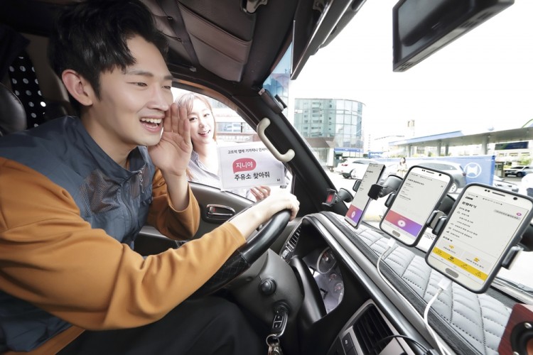 모델들이 기가지니 인공지능(AI) 음성인식 서비스가 들어간 모바일 앱 ‘고트럭’을 소개하고 있다. [사진=KT]