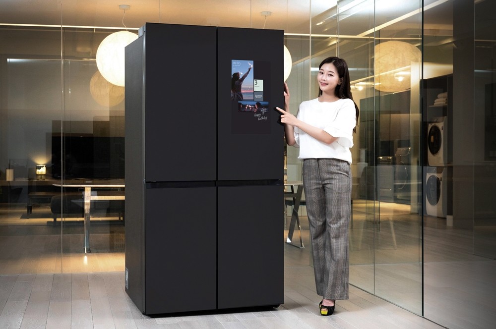 삼성전자 모델이 수원 삼성전자 디지털시티 프리미엄하우스에서 패밀리허브가 적용된 비스포크 냉장고 신제품을 소개하고 있다. [사진=삼성전자]