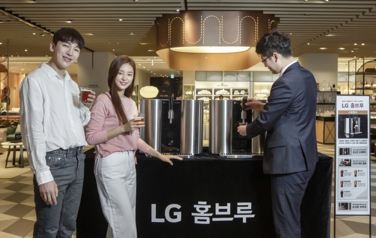 모델들이 지난 15일 신세계백화점 명동본점에서 'LG 홈브루' 시음행사를 참여하고 있다. [사진=LG전자]