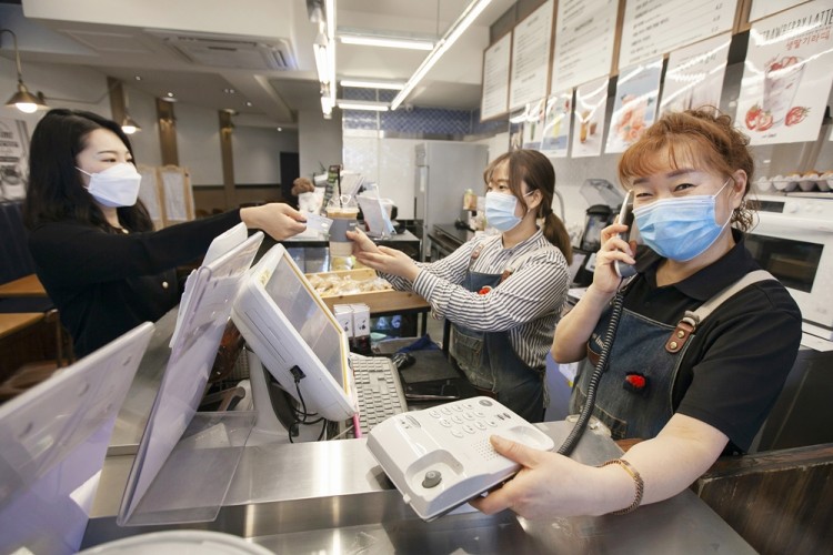 서울 종로구에 위치한 카페에서 사장님이 KT 고객센터 전화해 링고비즈플러스를 신청하고 있다. [사진=KT]