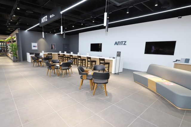 애플 공식 서비스센터 ‘앙츠(ANTZ)’가 3층에 입점해 전문적인 수리 서비스 상담을 제공한다.