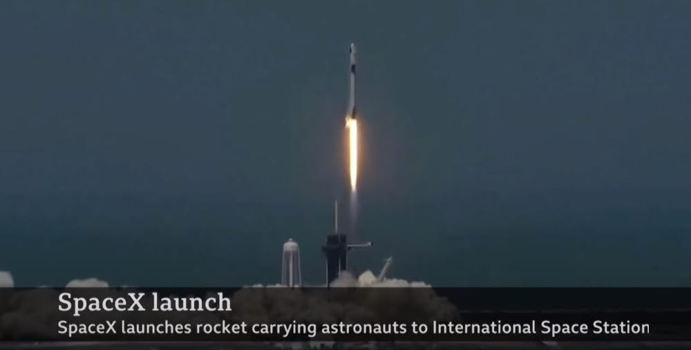 NASA 소속 우주인 2명을 태운 스페이스X 크루 드래건이 케네디 우주센터에서 발사에 성공했다.(출처:유튜브 캡처)