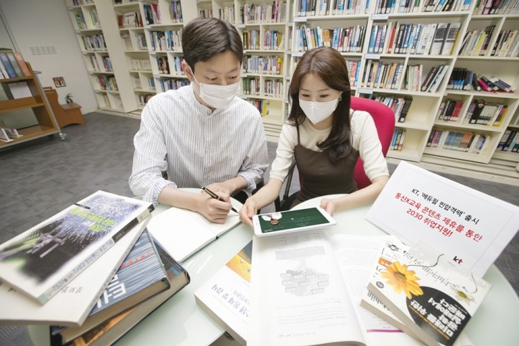 경기도 분당의 도서관에서 KT 모델들이 ‘에듀윌 찐합격팩’을 이용해 공부하고 있다. [사진=KT]