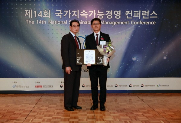 성대석 한국언론인협회 회장(왼쪽)과 한상욱 NS홈쇼핑 마케팅기획실 이사가 24일 국가지속가능경영 컨퍼런스에서 기념 촬영하고 있다.