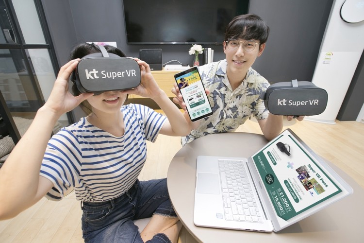 KT 직원들이 슈퍼 VR 장기 렌탈 상품을 소개하고 있다. [사진=KT]