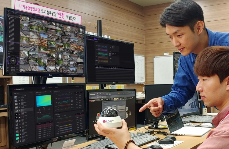 LG전자 청주공장에서 관계자들이 U+지능형영상보안솔루션으로 CCTV 관제 화면을 확인하고 있다. [사진=LG유플러스]