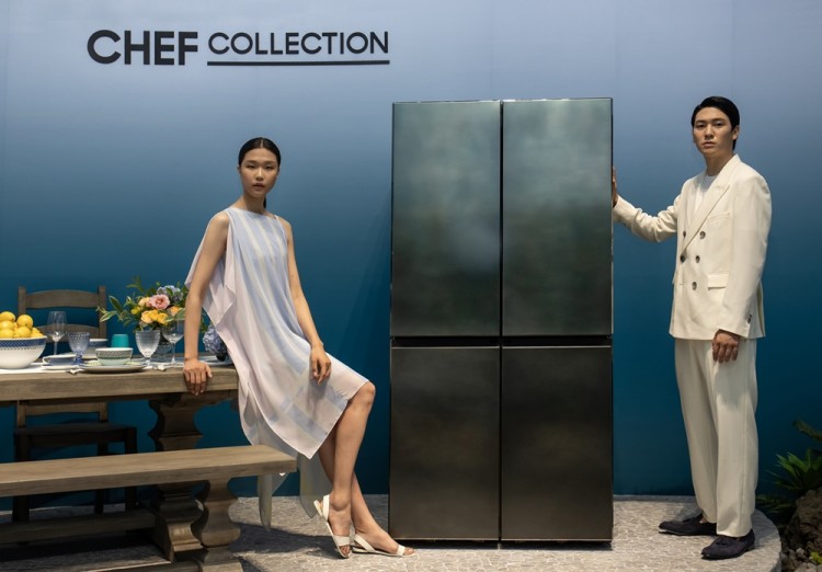 삼성전자 모델이 서울 성수동에 마련된 체험존에서 '뉴 셰프컬렉션' 냉장고를 소개하고 있다. [사진=삼성전자]